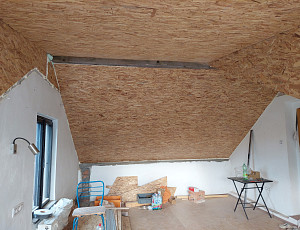 Zateplení šikmin střechy nástavby pomocí foukané izolace